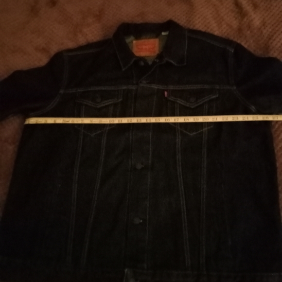 This is dark blue Levi's denim jacket it is in pristine condition like new - Picture 3 of 4